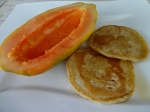 Papaya mit Mini-Pancakes und Ahornsirup (Bild: Athena Tsatsamba Welsch)