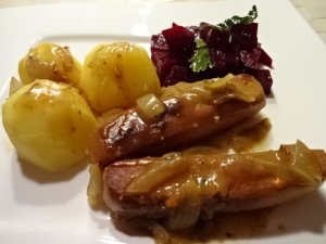 Vegane Bratwurst mit Kartoffeln und Rote-Beete-Salat (Bild: Athena Tsatsamba Welsch)