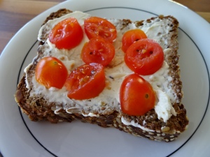 Veganer Meerrettich-Frischkäse mit Vollkornbrot und Tomate (Bild: Athena Tsatsamba Welsch)