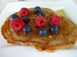 Dinkel-Pancakes mit Beeren und Ahornsirup (Bild: Athena Tsatsamba Welsch)