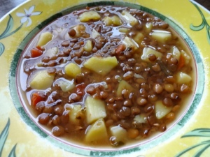 Linsensuppe mit Kartoffelstückchen (Bild: Athena Tsatsamba Welsch)